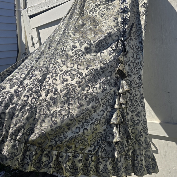 Maxi/mermaid greenish gold, black side lace up with ruffle flair - Picture 4 of 4